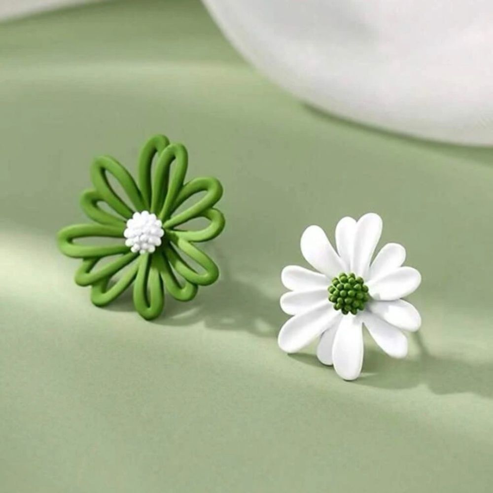 3for$20 NEW 2pcs Flower Design Mismatched Stud Earrings